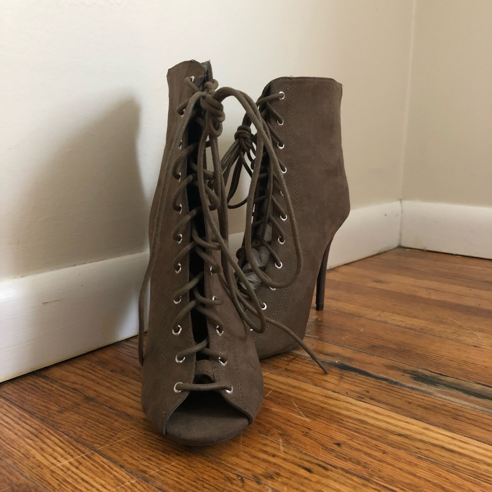 Heels - Picture 2 of 3